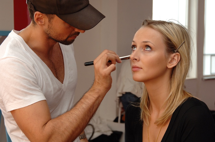 Ein Make Up Artist schminkt Susi